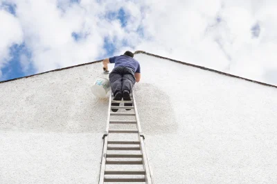 Peinture extérieure à Flée — façades et ravalement